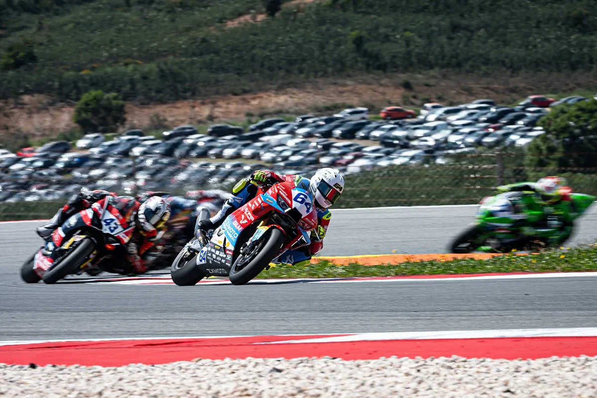 820RR battles through the field at Portimão
